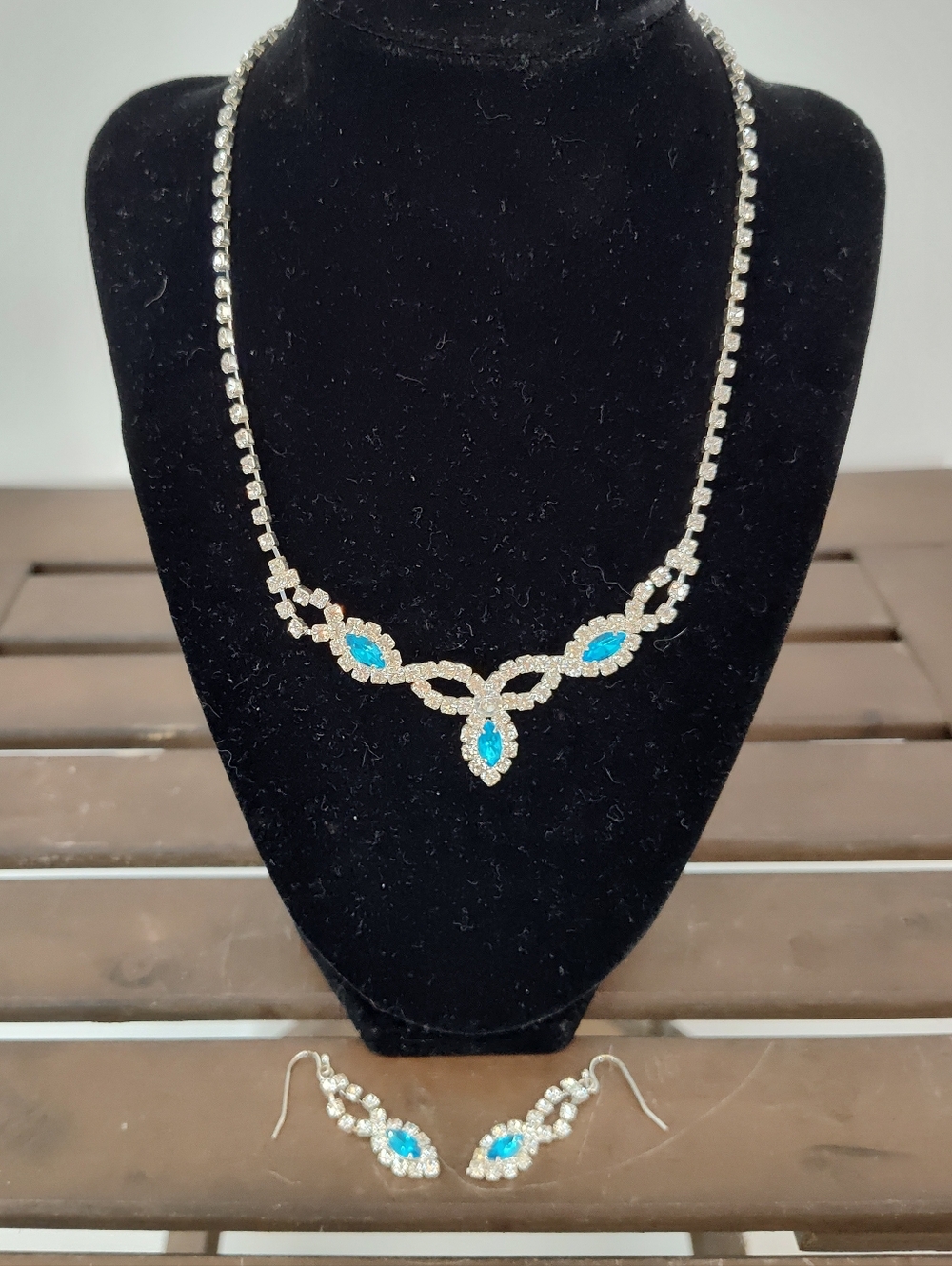 Elegant Silver-Tone Necklace & Earring Set with Blue Stones